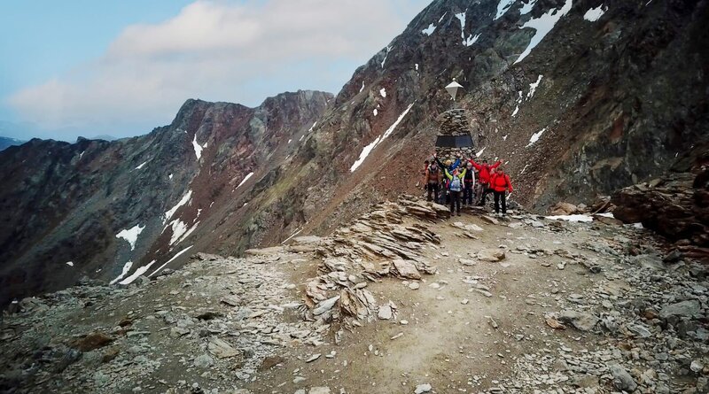 Ein besonderer Höhepunkt der Wandertour: die Özifundstelle. – Bild: ZDF und HR/​C&S Filmproduktion.