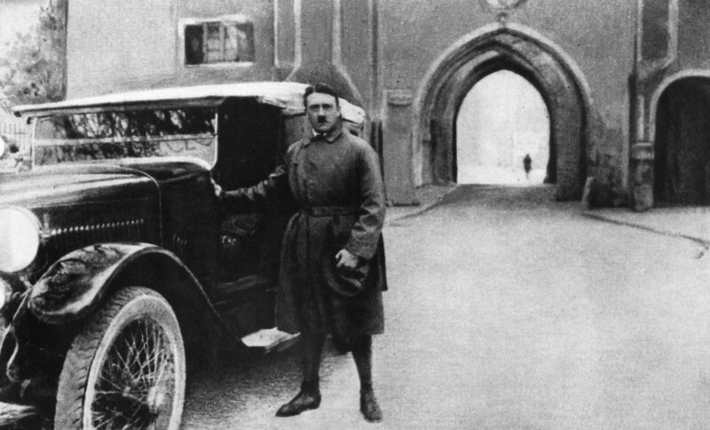 20. Dezember 1924: Adolf Hitler (1889 – 1945) verlässt die Festung Landsberg nach neunmonatiger Inhaftierung. (Foto: Hulton Archive/​Getty Images) – Bild: Hulton Archive /​ Getty Images /​ Hulton Archive