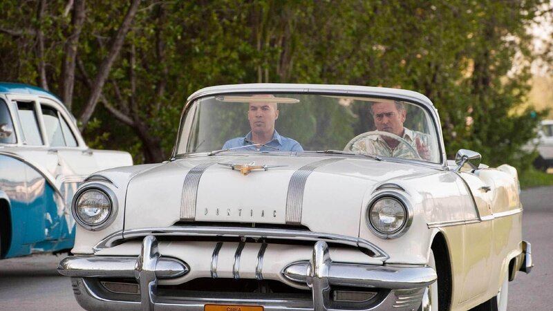 Jesse Porter (Coby Bell,l.) und Sam Axe (Bruce Campbell) – Bild: RTL /​ © 2013 NBC Universal Entertainment Cable Group.