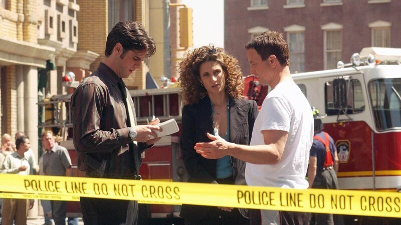 Don Flack (Eddie Cahill, l.) und Stella Bonasera (Melina Kanakaredes) kommen Detective Mac Taylor (Gary Sinise) zur Hilfe. Er wurde Zeuge einer tödlichen Schießerei. – Bild: MG RTL D /​ CBS