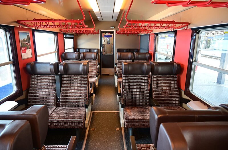 Die Inneneinrichtung der Baureihe 5047 – sie orientiert sich fast am Komfort von Fernzügen, nur die Klimaanlage fehlt. – Bild: ZDF und SWR.