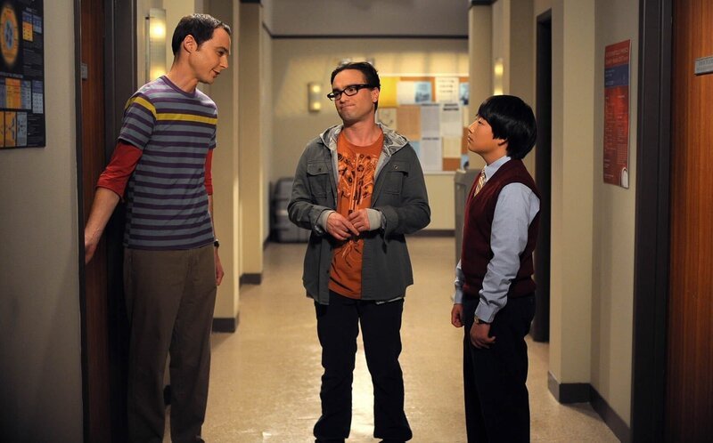 (v.l.n.r.) Sheldon Cooper (Jim Parsons); Leonard Hofstadter (Johnny Galecki); Dennis Kim (Austin Lee) – Bild: PLURIMEDIA (Warner Bros)
