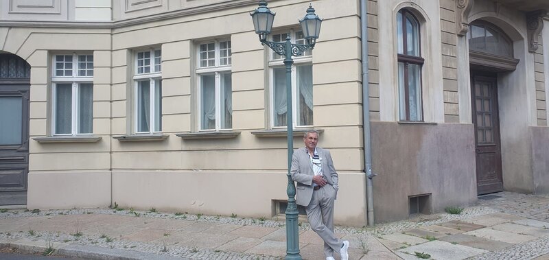 Wladimir Kaminer auf der Neuen Berliner Straße, eine der größten Außenkulissen Europas. – Bild: ZDF und Nadja Kölling.
