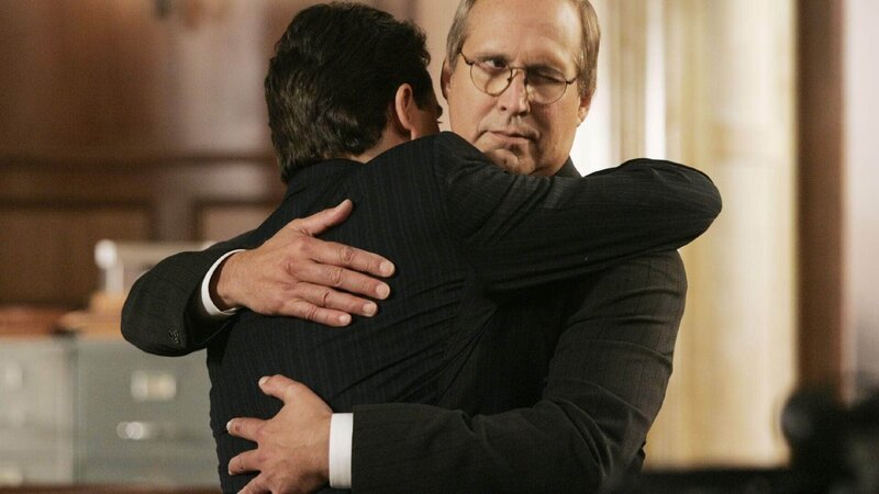 Mitch Carroll (Chevy Chase, re) lässt sich von Rechtsanwalt Rosenthal (Todd Gearhart) beglückwünschen. – Bild: RTL