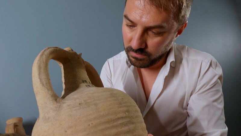 Paolo Maranzana inspects an amphora. (National Geographic) – Bild: National Geographic