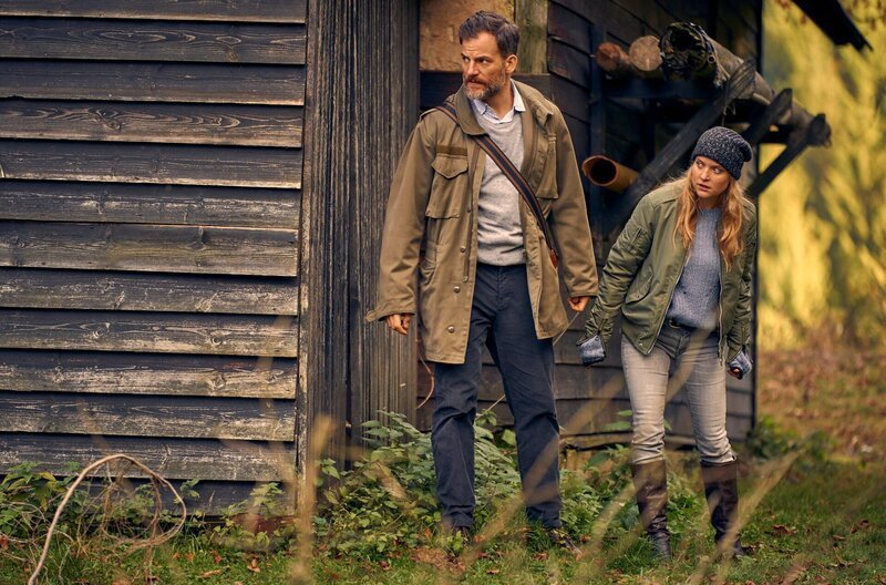 Jan (Torben Liebrecht) und „Mütze“ (Lara Mandoki) suchen nach einer geheimnisvollen Waldhütte. – Bild: ZDF und ARD Degeto/​Frank Dicks.