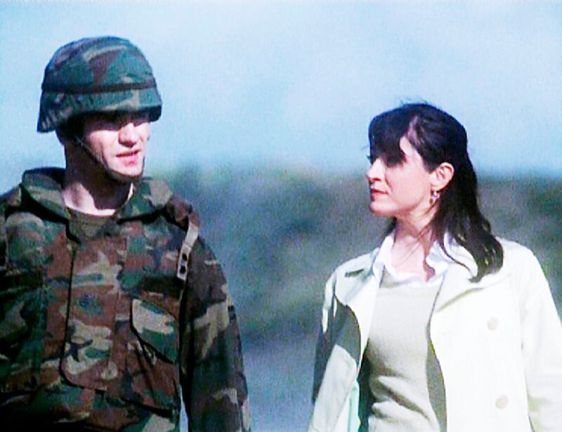 Special Agent Caitlin Todd (Sasha Alexander, r.) befragt Staff Sgt. Rafael (Sam Witwer, l.) zu den illegalen Waffendeals … – Bild: Kabel Eins
