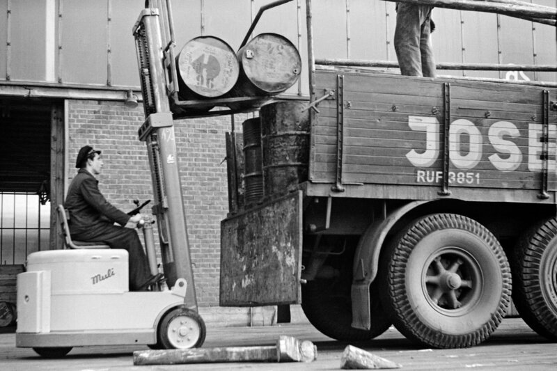 1952 wird am Togokai der erste, deutsche Gabelstapler namens „Muli“ eingesetzt. – Bild: NDR/​Hamburger Hafen und Logistik AG