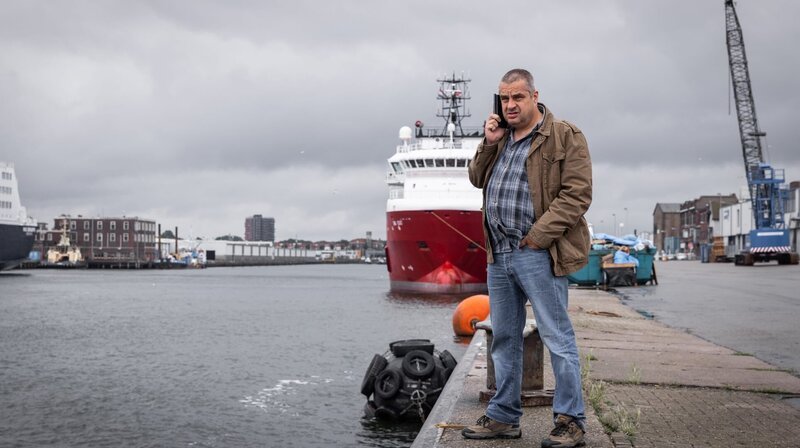 Er macht illegale Geschäfte: Reedereibesitzer Heesters (Frank Lammers). – Bild: ARD Degeto/​Raymond van der Bas