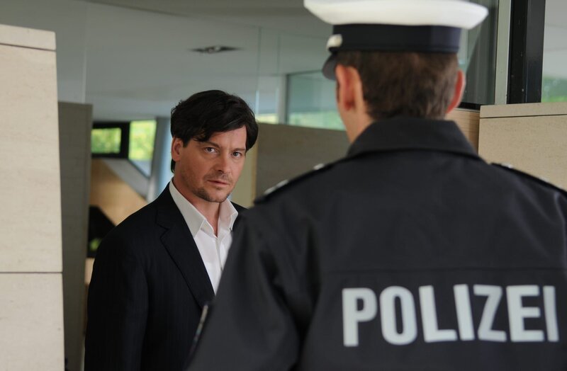 Andreas (Fritz Karl, l.) behauptet gegenüber der Polizei, nichts über den Verbleib von Sarah zu wissen. – Bild: Oliver Roth /​ ZDF /​ Monafilm
