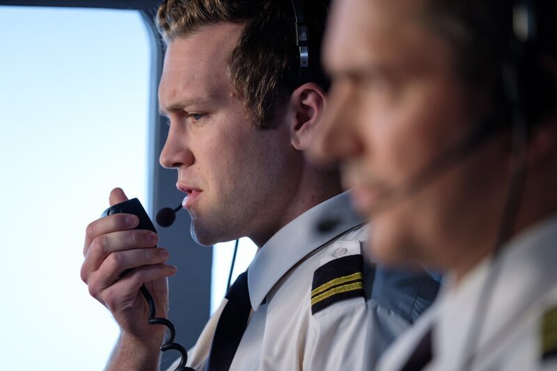 Second officer Ross Hales (played by Spencer Robson) and captain Kevin Sullivan (played by Jerry Getty) intercoms for the first officer. (photo credit: Cineflix/​Darren Goldstein) – Bild: Cineflix /​ Darren Goldstein