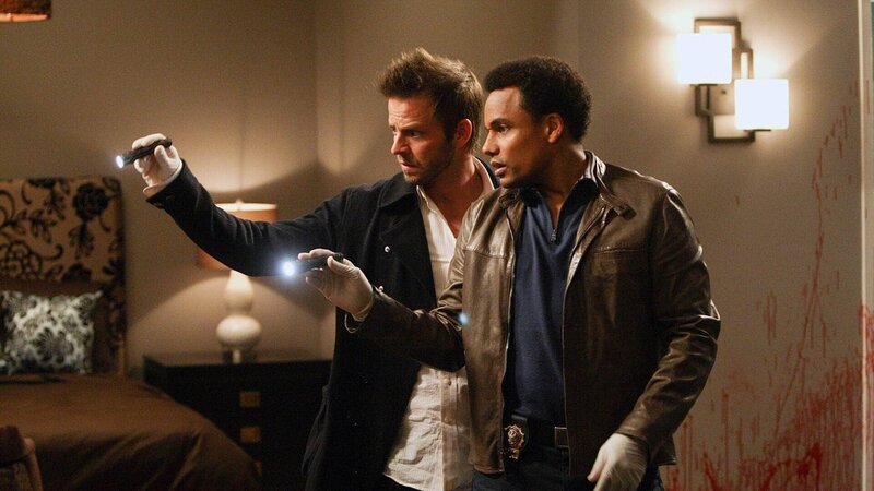 Danny Messer (Carmine Giovinazzo, l.) und Dr. Sheldon Hawkes (Hill Harper) untersuchen ein Hotelzimmer, in dem vier Menschen getötet wurden. – Bild: TVNOW /​ CBS