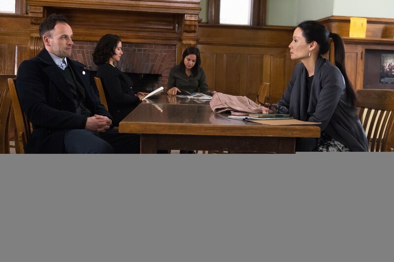 Bei den Ermittlungen in einem neuen Fall: Holmes (Jonny Lee Miller, l.) und Watson (Lucy Liu, r.) … – Bild: CBS Television Lizenzbild frei