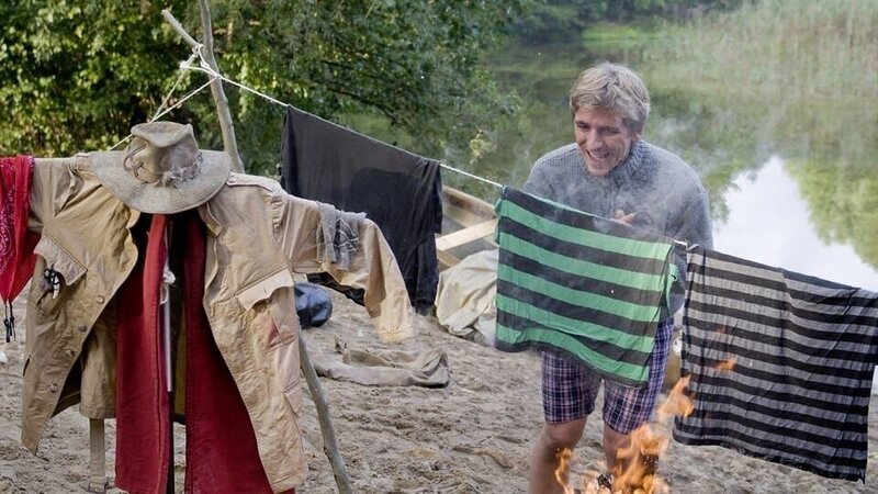 Wie gut, dass Fritz Fuchs (Guido Hammesfahr) auch ohne Streichhölzer ein Feuer entfachen konnte. Jetzt trocknet er seine durchnässte Kleidung. – Bild: ZDF/​Antje Dittmann