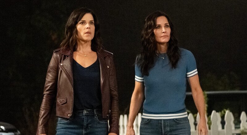 l-r: Sidney Prescott (Neve Campbell), Gale Weathers (Courteney Cox) – Bild: BROWNIE HARRIS /​ © 2021 PARAMOUNT PICTURES. ALL RIGHTS RESERVED.