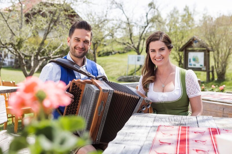 L-R: Richard Deutinger und Conny Bürgler – Bild: ServusTV /​ Valentin Weinhäupl