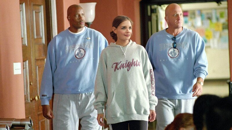Präsidententochter Samantha (Katie Holmes) wird immer von Männern des Secret Service (l. Dwaye Adway, r. Michael Milhoan) begleitet.  Die Verwendung des sendungsbezogenen Materials ist nur mit dem Hinweis und Verlinkung auf RTL+ gestattet. – Bild: RTL /​ © 2004 Twentieth Century Fox Film Corporation