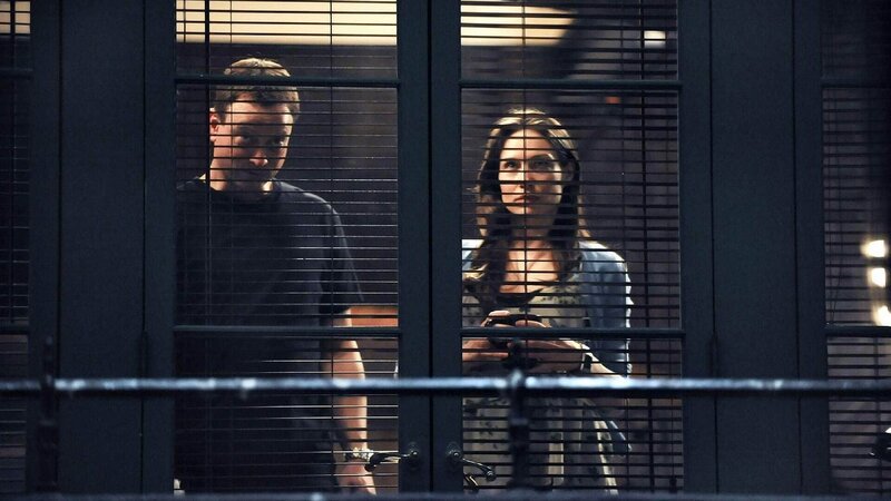 Mac (Gary Sinise) und Peyton (Claire Forlani) beobachten den verdächtigen Nachbarn von Macs Apartment aus. – Bild: MG RTL D /​CBS