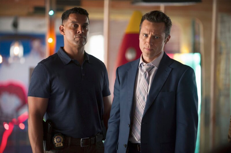 L-R: Javier Esposito (Jon Huertas), Kevin Ryan (Seamus Dever) JON HUERTAS, SEAMUS DEVER – Bild: 2014 ABC Studios ©UNIVERSAL CHANNEL Photocredit Mandatory, Editorial Use Only, NO archive, NO Resale /​ Colleen Hayes