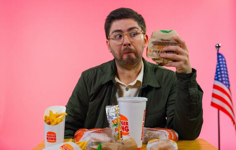 Reporter Florian Reza ist in den USA und nimmt die amerikanischen Produkte von Burger King unter die Lupe. – Bild: ZDF und James Carman./​James Carman