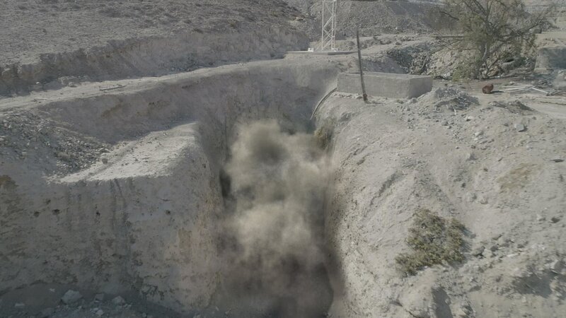 Eine Staubexplosion, die aus dem Mineneingang schießt. (National Geographic) – Bild: PLURIMEDIA (National Geographic)