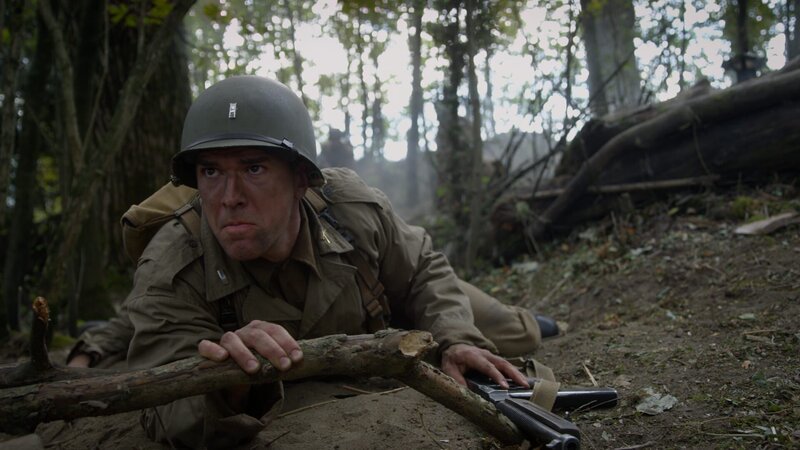 REENACTMENT- Ein deutscher Soldat entdeckt von seinem Beobachtungsposten aus angreifende US-Soldaten. Gespielt von: Kaden Connors. (Holdout II Productions Inc./​Liam Herring) – Bild: National Geographic