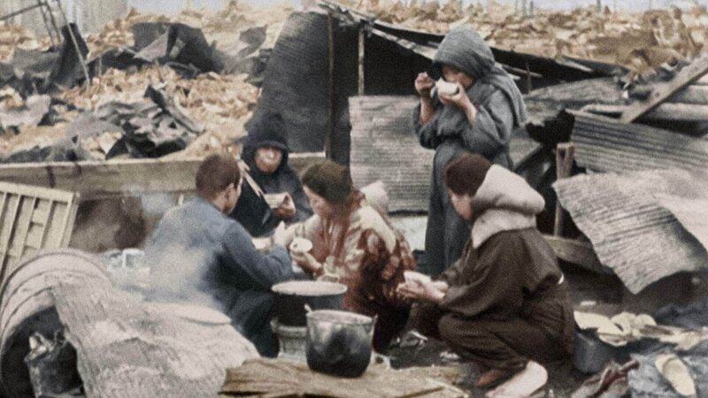 Familie in den Trümmern der bombardierten Stadt. – Bild: RTL /​ World Media Rights Ltd.
