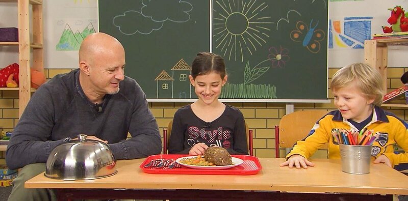 Kinder testen Essen gemeinsam mit Detlef: „Falscher Hase“ Verwendung des sendungsbezogenen Materials ist nur mit dem Hinweis und Verlinkung auf RTL+ gestattet. – Bild: RTL /​ Heute u.a.: „Handheld intellectual Dishwasher“