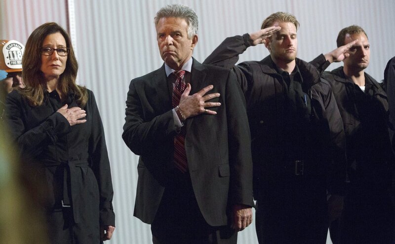 Sharon Raydor (Mary McDonnell) und Andy Flynn (Tony Denison) trauern um die Polizisten, die erschossen wurden. Was steckt hinter der grausamen Tat? – Bild: VOX /​ Warner Bros