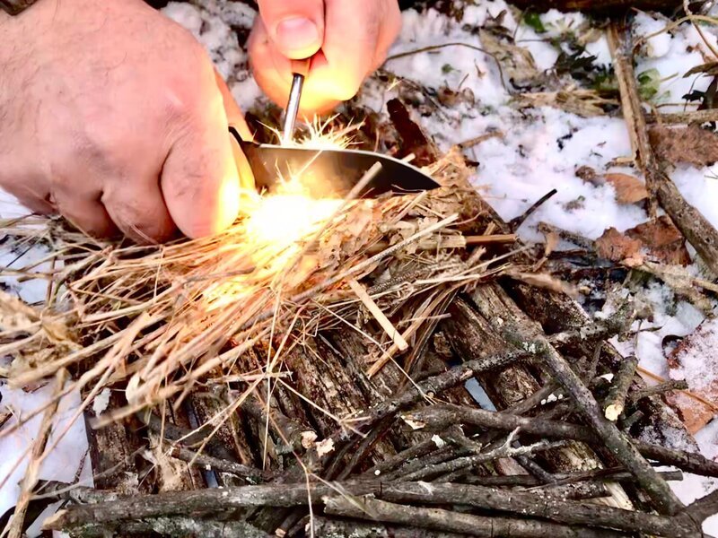 starting a fire, campfire, survival – Bild: Bogdan Denysyuk/​Shutterstock