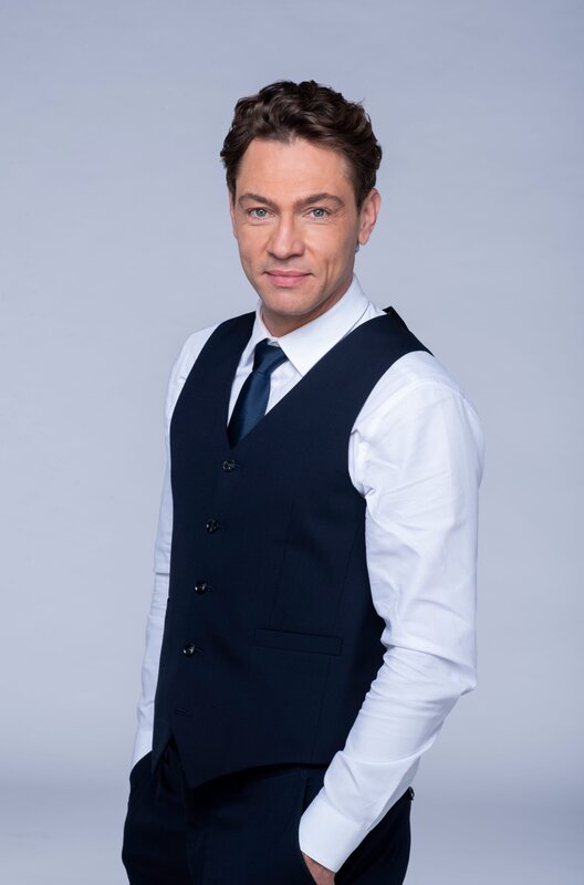 ARD ROTE ROSEN, Telenovela, 18. Staffel mit neuen Folgen ab (13.10.20), montags bis freitags um 14:10 Uhr im Ersten. Leander Lichti als Paul Tyler (ab Folge 3286). © ARD/​Thorsten Jander, honorarfrei – Verwendung gemäß der AGB im engen inhaltlichen, redaktionellen Zusammenhang mit genannter ARD-Sendung bei Nennung „Bild: ARD/​Thorsten Jander“ (S2). ARD-Programmdirektion/​Bildredaktion, Tel: 089/​5900⁠–⁠23534, bildredaktion@DasErste.de – Bild: ARD/​Thorsten Jander /​ ARD-Programmdirektion