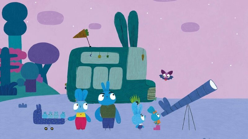 Die Hasenfamilie hat ein großes Teleskop zum Sternengucken aufgebaut. Dabei lernen Bop und Boo die kleine Fledermaus Batty kennen. – Bild: 2020 publishing house Glowberry Books LLC.