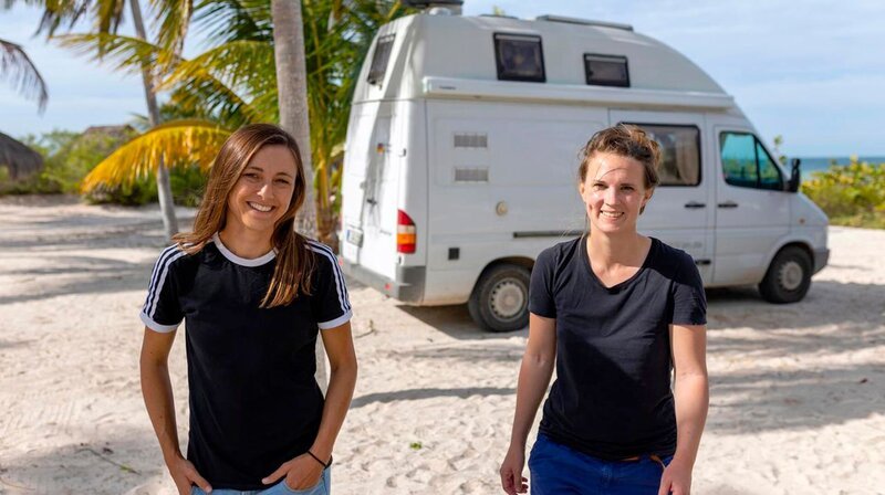 Anne und Anna haben ihre Jobs in Deutschland an den Nagel gehängt und ihren Camper nach Mexiko verschifft. Auf abenteuerlichen Pfaden fahren die beiden jungen Frauen bis nach Kanada. – Bild: phoenix/​ZDF
