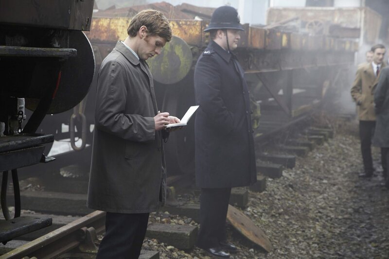 Endeavour Morse (Shaun Evans, l.) macht sich Notizen am Tatort. PC Strange (Sean Rigby, r.) steht neben ihm. – Bild: ZDF und Patrick Redmond./​Patrick Redmond