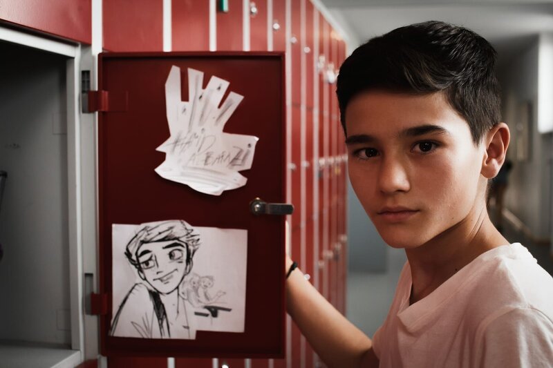 Unglaublich: Hamid (Mika Ullritz) soll der Handydieb in der Schule sein? – Bild: ZDF/​Christian Riebe