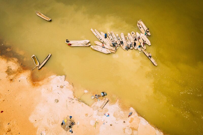 Der Sewa River in Sierra Leone zählt zu den sogenannten „Diamond Rivers“. Ein harter Arbeitsplatz: Täglich versuchen hier Diamantenwäscher, einen Rohdiamanten zu entdecken. – Bild: ZDF und Oliver Roetz.