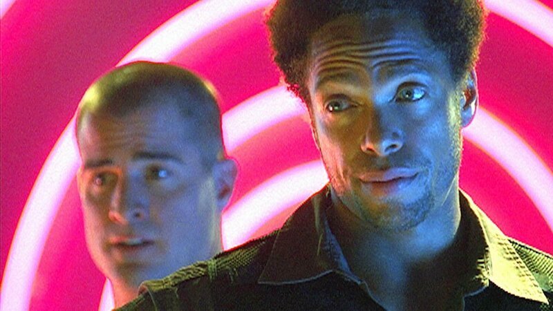 Nick (George Eads, li.) und Warrick (Gary Dourdan) untersuchen den Mord an einem Spielhallen-Vermieter. – Bild: TVNOW /​ CBS