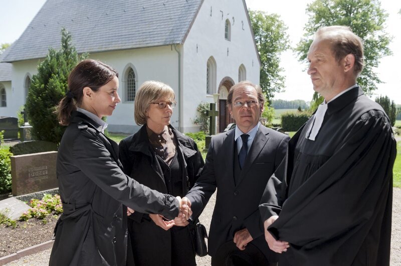 Frederike Murrmann (Katharina Müller-Elmau, l.) versucht die Wogen zwischen den verfeindeten Gemeinden zu glätten und stellt Orgelspielerin Frau Tegetoff (Angelika Thomas, 2. v. l.) und dem skeptischen Dietrich Bosefeld (Peter von Strombeck, 2. v. r.) Pastor Hans-Uwe Petersen (Peter Heinrich Brix, r.) vor. – Bild: port.hu