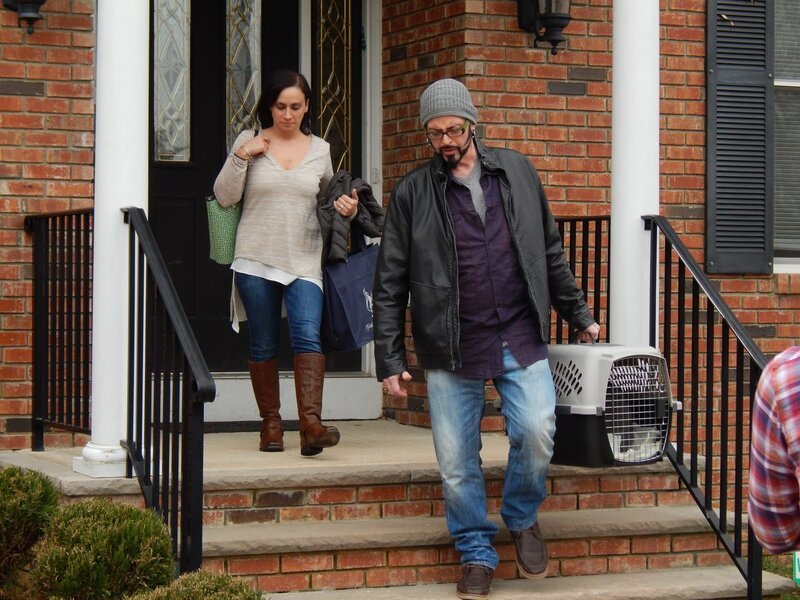 Jackson Galaxy and Elaine transporting Twinkle. – Bild: Animal Planet