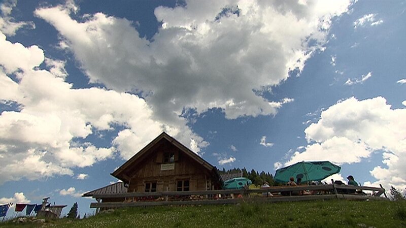 Bei schönem Wetter ist die Terasse auf der Stepbergalm gut besetzt. – Bild: BR Bei schönem Wetter ist die Terasse auf der Stepbergalm gut besetzt. – Bild: BR