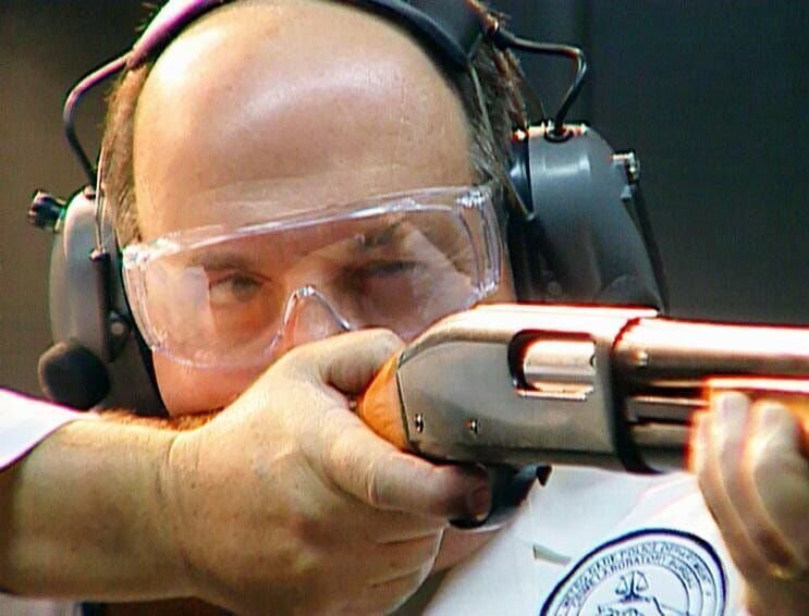 Das Forensik-Team testet die Tatwaffe: Von welchem Standort aus hat der Heckenschütze seine tödlichen Schüsse abgegeben? – Bild: RTL NITRO