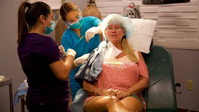 Cheri sits up as Dr. Lee, with the help of Val, performs surgery on her. – Bild: Discovery Communications