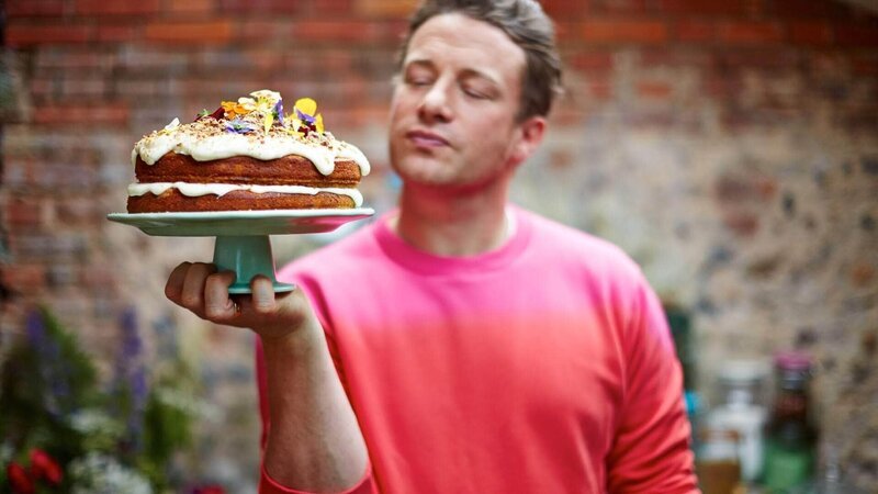 Jamie Oliver backt einen Kolibri-Kuchen. – Bild: TVNOW