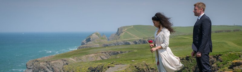 Anjali (Patricia Meeden) trauert um ihren Mann, der bei einem tragischen Unfall ums Leben gekommen ist. Doch Riley (Martin Gruber) kommen Zweifel an den Umständen, die zu seinem Tod geführt haben. in Verbindung mit der Sendung inkl. SocialMedia bei Nennung ZDF/​Jon Ailes – Bild: ZDF/​Jon Ailes
