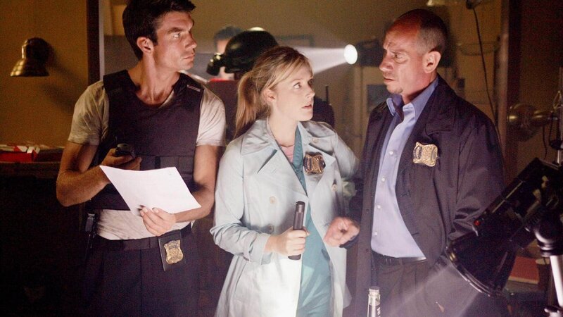 Woody (Jerry O’Connell, l.), Devan (Jennifer Finnigan) und Dr. Garret Macy (Miguel Ferrer) müssen schnell handeln. Ihre Kollegen befinden sich in der Gewalt von Verbrechern. – Bild: TVNOW /​ NBC Universal.