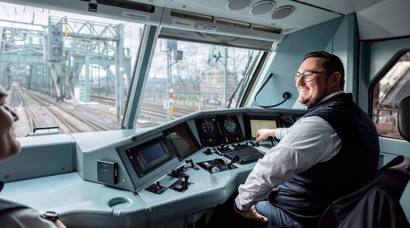 Alles andere als Routine: Lokführer Sebastian Völker bei der Fahrt über Deutschlands meistbefahrene Eisenbahnbrücke, die Hohenzollernbrücke in Köln. – Bild: WDR/Twist Film/Lukas Gardemann Alles andere als Routine: Lokführer Sebastian Völker bei der Fahrt über Deutschlands meistbefahrene Eisenbahnbrücke, die Hohenzollernbrücke in Köln. – Bild: WDR/Twist Film/Lukas Gardemann