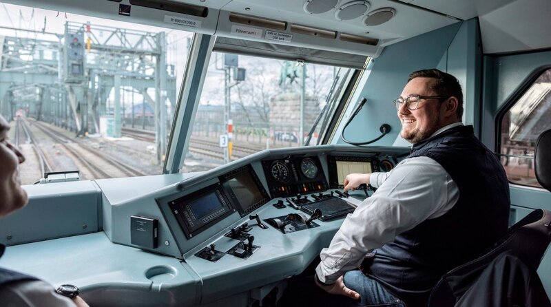 Alles andere als Routine: Lokführer Sebastian Völker bei der Fahrt über Deutschlands meistbefahrene Eisenbahnbrücke, die Hohenzollernbrücke in Köln. – Bild: WDR/​Twist Film/​Lukas Gardemann