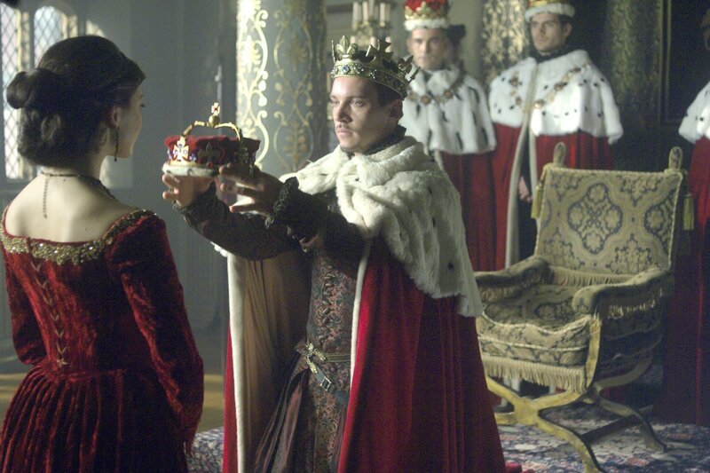 Um seinem Ziel einen Schritt näher zu kommen, ernennt König Henry VIII. (Jonathan Rhys Meyers, vorne r.) Anne Boleyn (Natalie Dormer, vorne l.) zur Marquess of Pemproke … – Bild: AXN White
