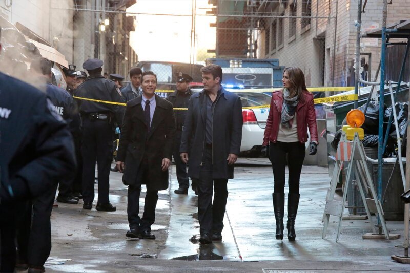 CASTLE – „Habeas Corpse“ – When Richie „The Pitbull“ Falco, a larger-than-life personal-injury attorney is found dead, Beckett and Castle investigate the many clients and competitors who had motive to kill him. But the mystery deepens when they discover a shocking secret that may be linked to Richie’s murder, on „Castle,“ MONDAY, MARCH 30 (10:01–11:00 p.m., ET) on the ABC Television Network. (ABC/​Richard Cartwright) SEAMUS DEVER, NATHAN FILLION, STANA KATIC – Bild: 2015 ABC Studios ©UNIVERSAL CHANNEL Photocredit Mandatory, Editorial Use Only, NO archive, NO Resale /​ Richard Cartwright