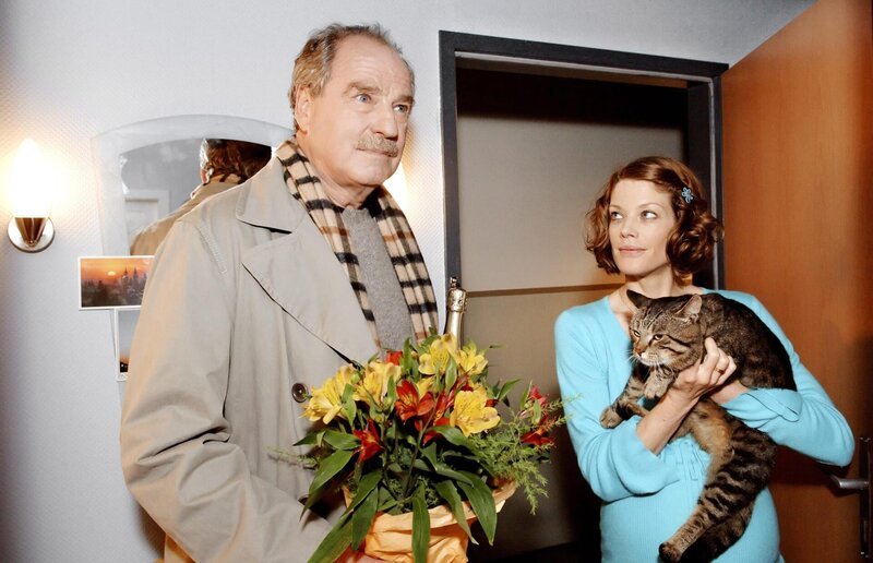 Wolferls Vater Josef Schröder (Friedrich von Thun) mit Eva Krupke (Marie Bäumer), der ersten Geliebten seines Sohnes. – Bild: ORF/​ORF/​Ali Schafler (S2) ORF-PHOTOGRAPHIE